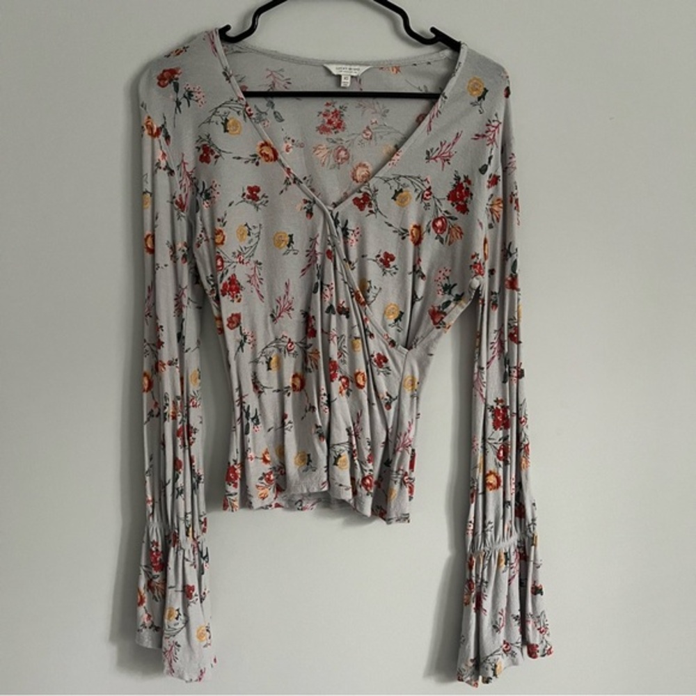 Lucky Brand Grey Floral Print Boho V Neck Bell Sleeve Faux Wrap Blouse - Picture 1 of 4